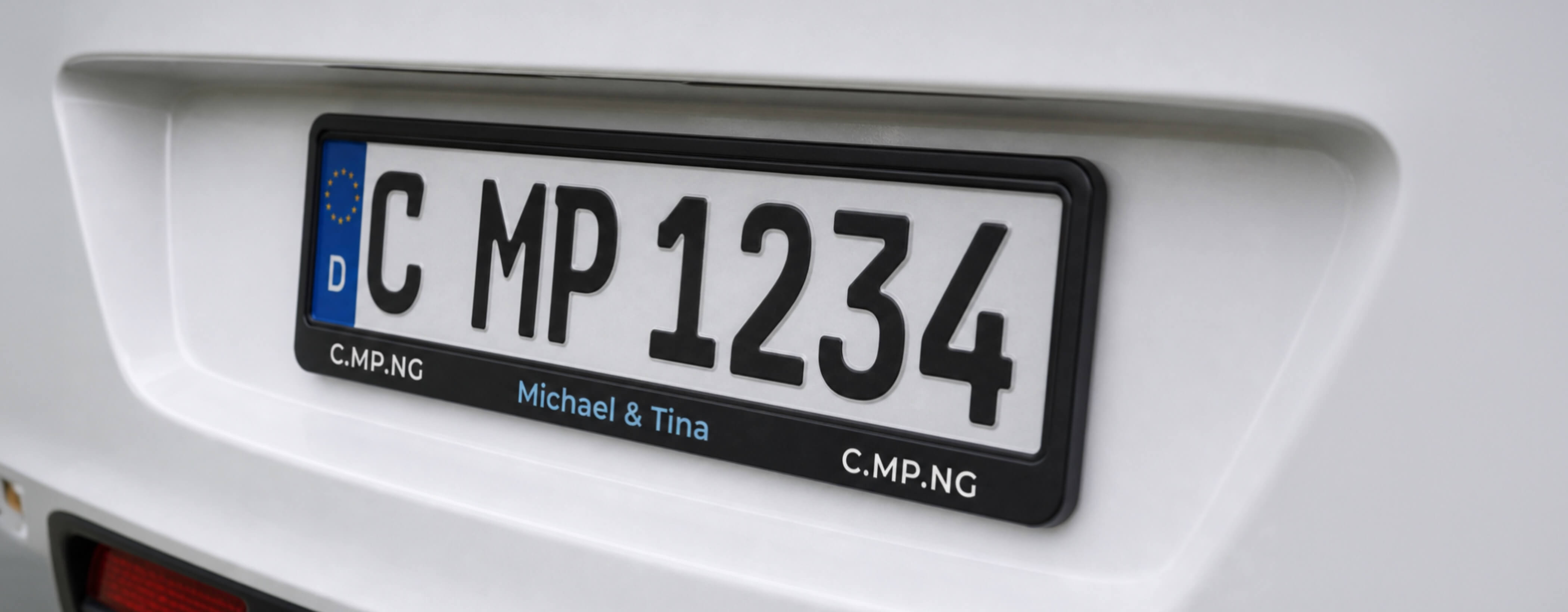 Ein echter C.MP.NG Kennzeichenhalter an einem Wohnwagen